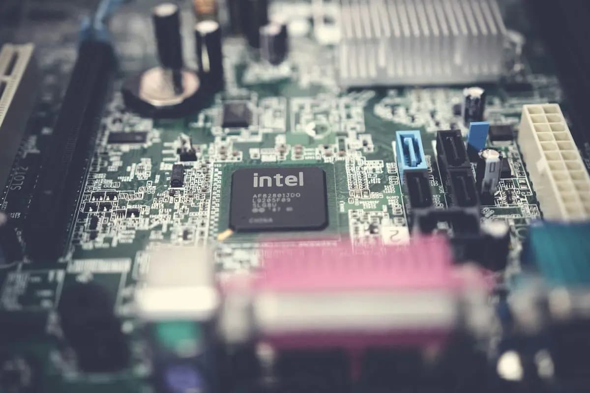 Intel affronta la crisi: 21.000 licenziamenti, vendita di Altera e focus sull'AI